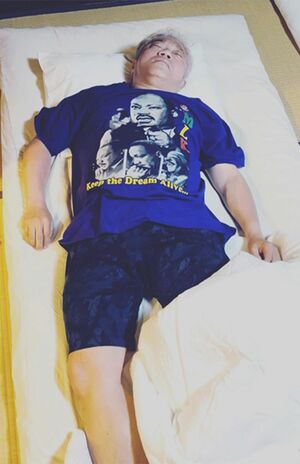 多忙を極め、国会議員としての責任も重い。もちろん休憩も必要(本人インスタグラムより)