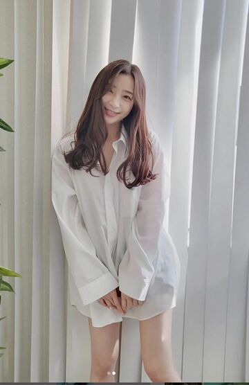 ドラマ『復讐の未亡人』出演時の“彼シャツ”を披露した足立梨花（公式インスタグラムより）