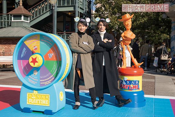 ルーレットやコマを表したデコレーションに、テンション高めの2人。撮影／伊藤和幸　(c)DISNEY/PIXAR