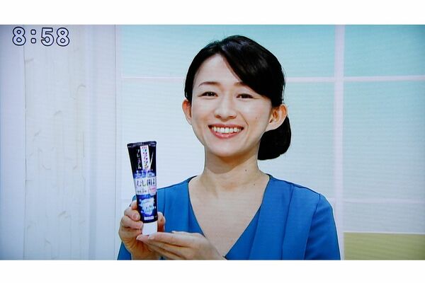 最後の放送日でも笑顔で商品を説明。視聴者へのあいさつも（『とくダネ！』より）