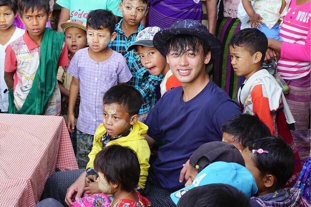 竹内涼真　『世界ウルルン滞在紀SP』(c)MBS