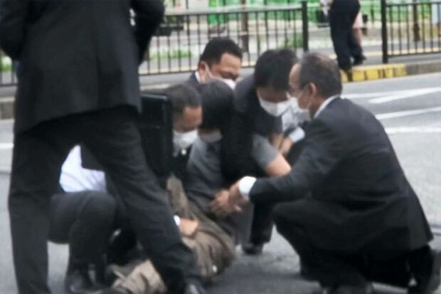安倍元首相を銃撃し取り押さえられる山上容疑者（共同通信イメージズ）