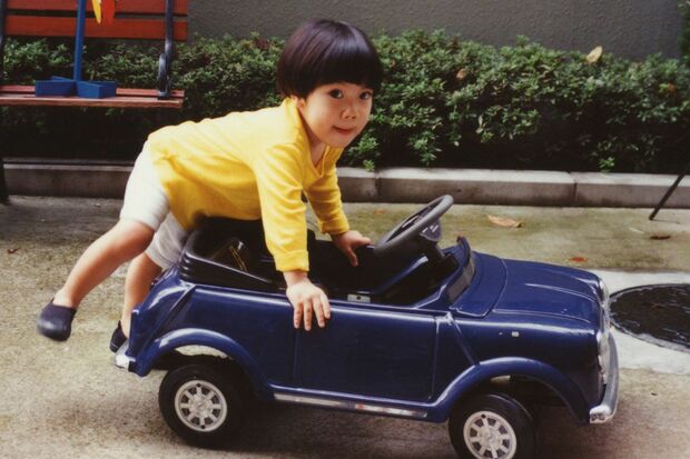 '04年、自宅のテラスで遊ぶ幼少期の小室圭さん。眞子さまとの結婚後、いずれは”パパ“になるのだろうか