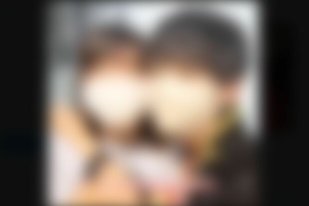 メンズ地下アイドルにハグされ頬を寄せられる皆川琴美被告（本人のツイッターより）