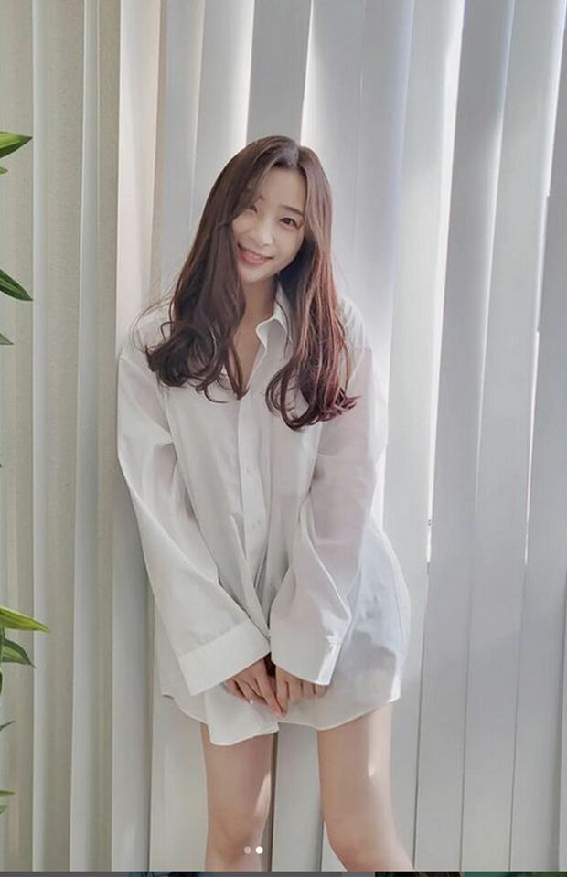 ドラマ『復讐の未亡人』出演時の“彼シャツ”を披露した足立梨花（公式インスタグラムより）