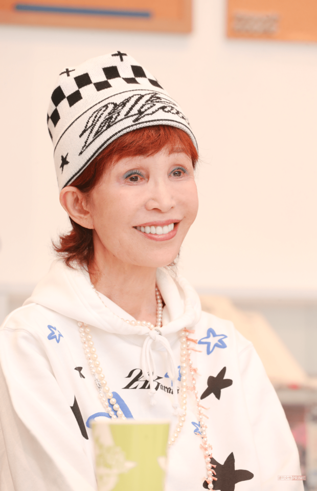 いつでも笑顔を絶やさず、朗らか。「お肌のお手入れも最小限なの。やりすぎてはダメね」※撮影/近藤陽介