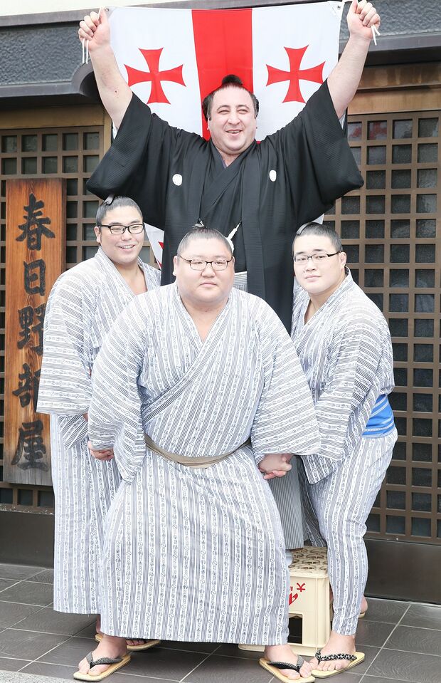 祖国ジョージアの国旗を掲げてニッコリ　撮影／吉岡竜紀