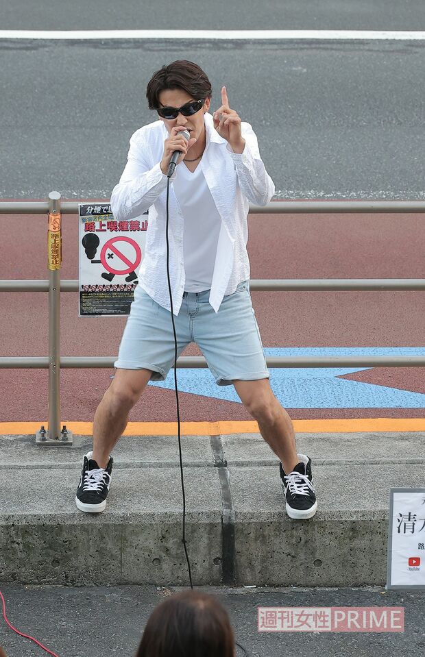 美空ひばりのモノマネをする清水良太郎