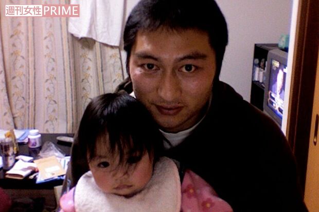 '08年3月、愛実さんを抱っこする阿部さん（阿部さん提供）