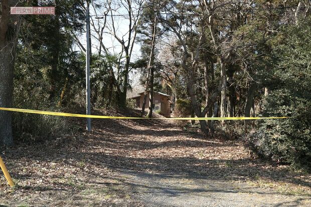 事件から1年半がたった今も規制線が張られている現場