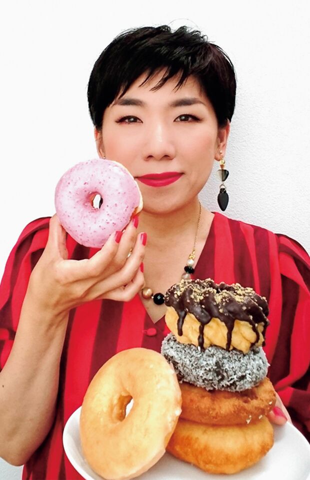 「ドーナツ探求家」溝呂木一美さん●イラストレーター、デザイナー、手芸愛好家。年間500種類以上のドーナツを食べ、ブログなどで発信。近著に『ドーナツのしあわせ年間500種類食べる“ドーナツ探求家”の偏愛ノート』(イースト・プレス)