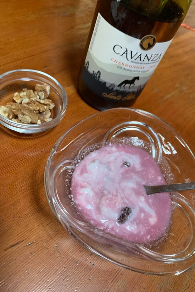 赤ワインをヨーグルトで割るのは先生のおすすめ。レーズンをのせ、くるみをアテにすればさらにヘルシー