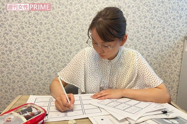 加トちゃんの衣装部屋を改装した“漫画部屋”で、毎日机に向かいました