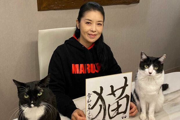 自宅療養中も一緒に過ごした愛猫のマル&オレオ。「“猫吸い”しながら身体を休めました（笑）」　写真／藤あや子さん提供