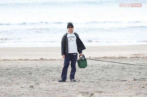 自宅近くの海岸沿いで犬の散歩を日課にしているマーク。その日の波情報をYouTubeで中継している