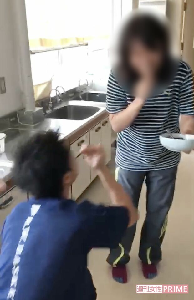 激辛カレーを手に大笑いする“女帝”（右）とX教員。別の日には目にもカレーがつけられた