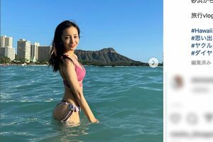 優勝旅行で訪れたハワイの海での水着姿を披露した板野友美(公式インスタグラムより)
