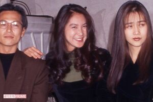 浅野温子（左は三上博史、右は工藤静香・1990年撮影）