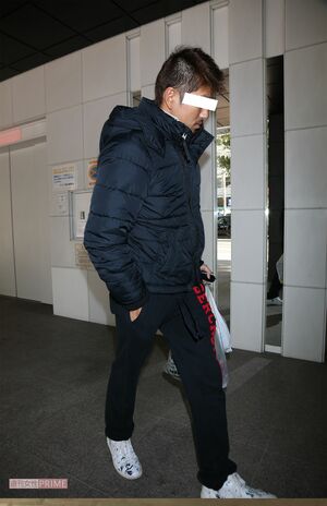 '16年12月、磯野貴理子とともに自宅マンションに入って行く元夫のT氏