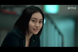 Netflixドラマ『サンクチュアリ -聖域-』では若手新聞記者役を熱演した忽那汐里（YouTubeより）