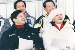 '98年の長野冬季五輪にてジャンプ競技をご観戦される皇太子徳仁さまと皇太子妃雅子さま(当時)
