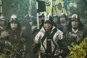 桶狭間の戦いでの織田信長の大勝利を遠くから見ていた小田信夫と家臣たち　(c)NHK