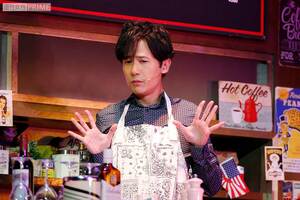 「お客様と同じ時間を楽しむことができるのは舞台ならでは」と稲垣。エプロン姿も素敵! 撮影/廣瀬靖士