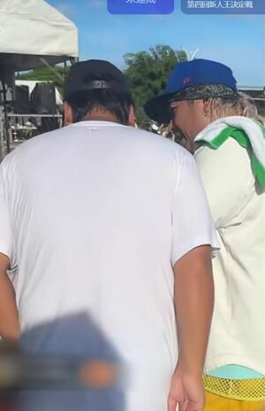 音楽フェス『GOTOSUNSETGROOVE』に飛び入り参加する直前、打ち合わせをする斉藤慎二（TikTokLIVEより）