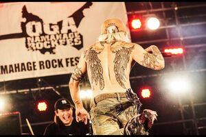 背中全体に広がる大きな羽のモチーフ(HYDEインスタグラムより)