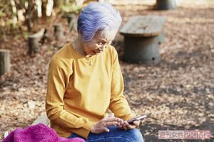 大好きな石神井公園散策中にも気ままにつぶやく大崎博子さん　撮影／林ひろし（書籍『89歳、ひとり暮らし。お金がなくても幸せな日々の作りかた』より）