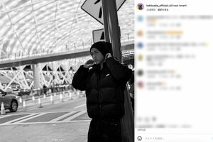 インスタグラムでは、車いすではない「立ち上がった姿」も披露する小田凱人選手（公式インスタグラムより）