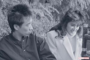 結婚前の長渕剛と志穂美悦子。志穂美は現在、「フラワーアクティビスト」として活動