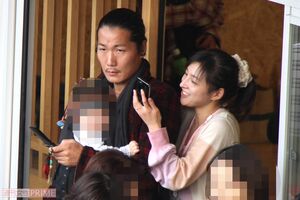 広末涼子と次男を抱いた夫のキャンドル・ジュン氏(2011年)