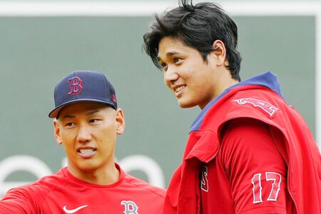 吉田正尚(左)と大谷翔平(右)
