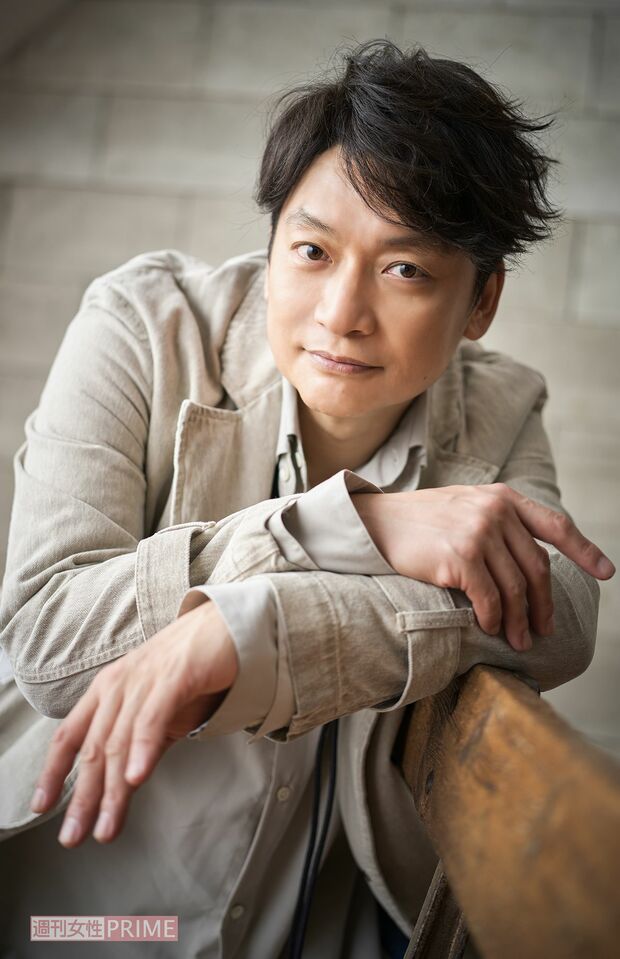 香取慎吾　撮影／廣瀬靖士　ヘアメイク／石崎達也　スタイリスト／黒澤彰乃　衣装協力／ジャクソン・マティス（ヒラクPR）、ボブ（タキヒヨー）　撮影協力／PROPSNOW、BACKGROUNDSFACTORY