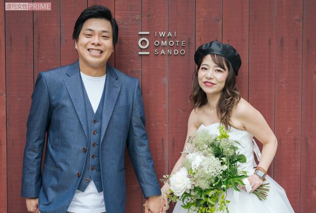 手を繋ぎ、幸せそうな笑顔を浮かべる藤田夫妻　（『バンビーノ』藤田裕樹のオンライン結婚式の様子）