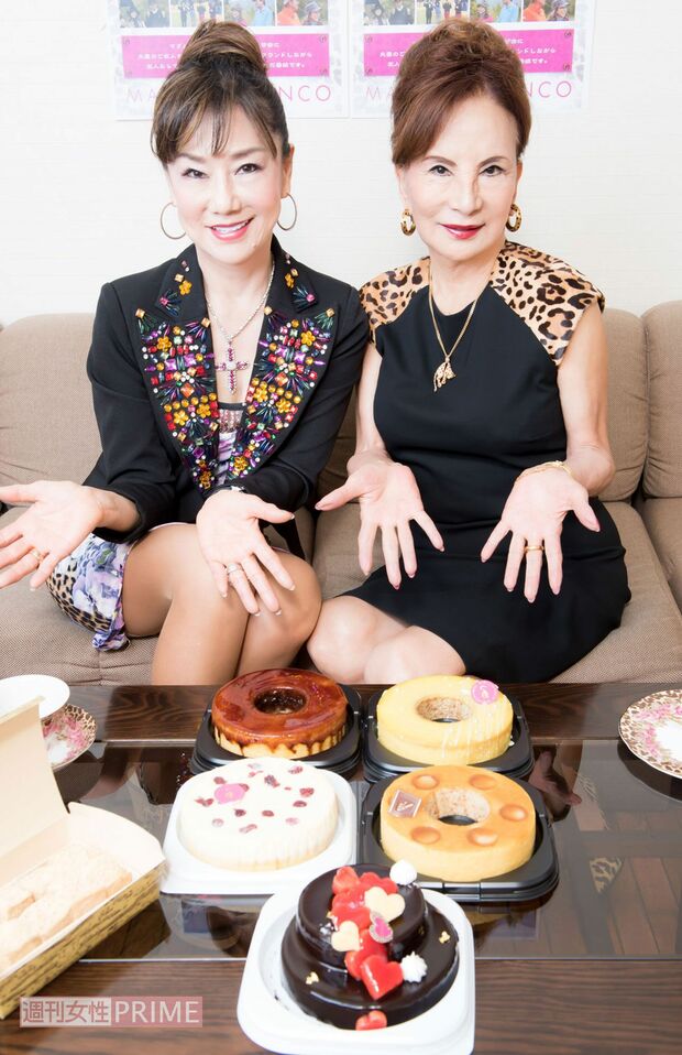 カルーセル麻紀さんとマダム信子会長。マダムシンコの特選スイーツはPHOTOページで紹介！　撮影／高梨俊浩