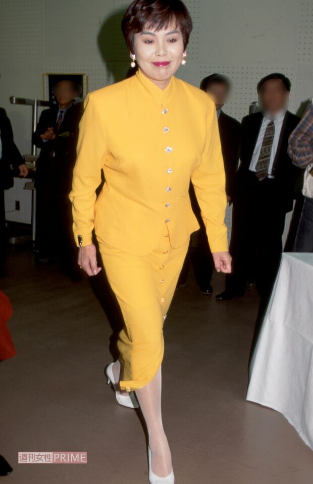 全身黄色のド派手ファッションで歩く上沼恵美子