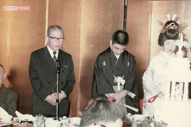 華燭の典で。あいさつをするのは、仲人を務めてくれた林家正蔵師匠