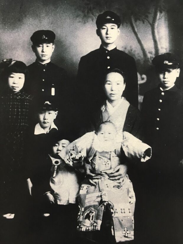 母の真後ろが長男、左が次男、右が三男。この3人が戦地へ赴いた。母の隣で半分隠れているのが宏夫さん