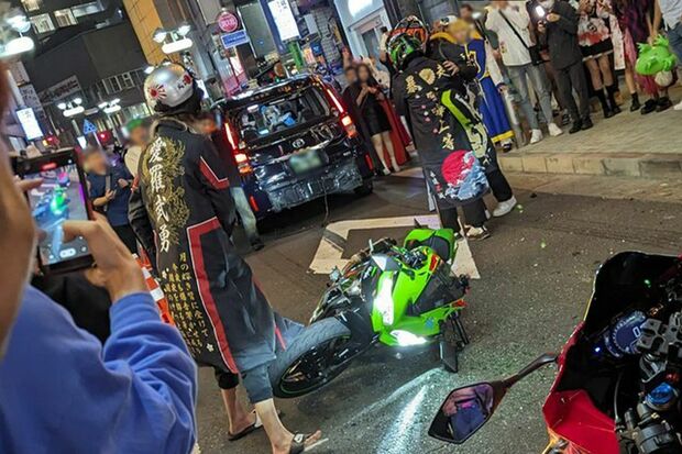 10月31日の渋谷ハロウィン、タクシーへの追突事故を起こしたバイク男性（SNSより）