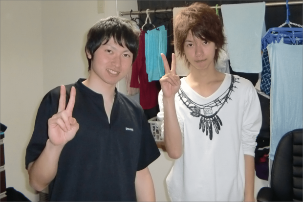 秋田大学に入ったばかりの18歳のとき、友達と自宅で。家賃は4万円で、狭い家だったという