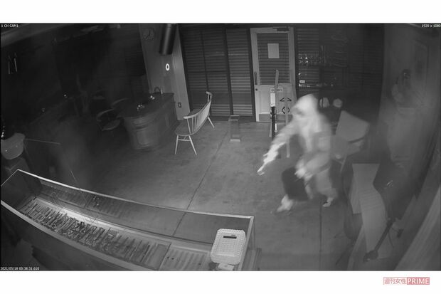 実行犯が店内に侵入（江口時計店提供）1/8