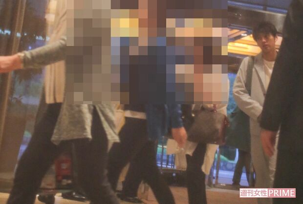 1次会会場に入る竹内