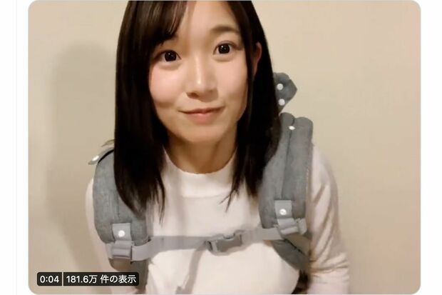 抱っこひもで胸を強調するポーズをとる『政治家女子48党』斉藤ゆり氏（公式ツイッターより）