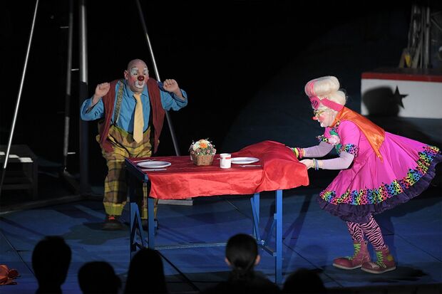 ショーの合間にはクラウンたちが登場、コミカルな演技で笑いを誘う。ショーの開始前には観客席に登場、ハイタッチも　撮影／渡邉智裕