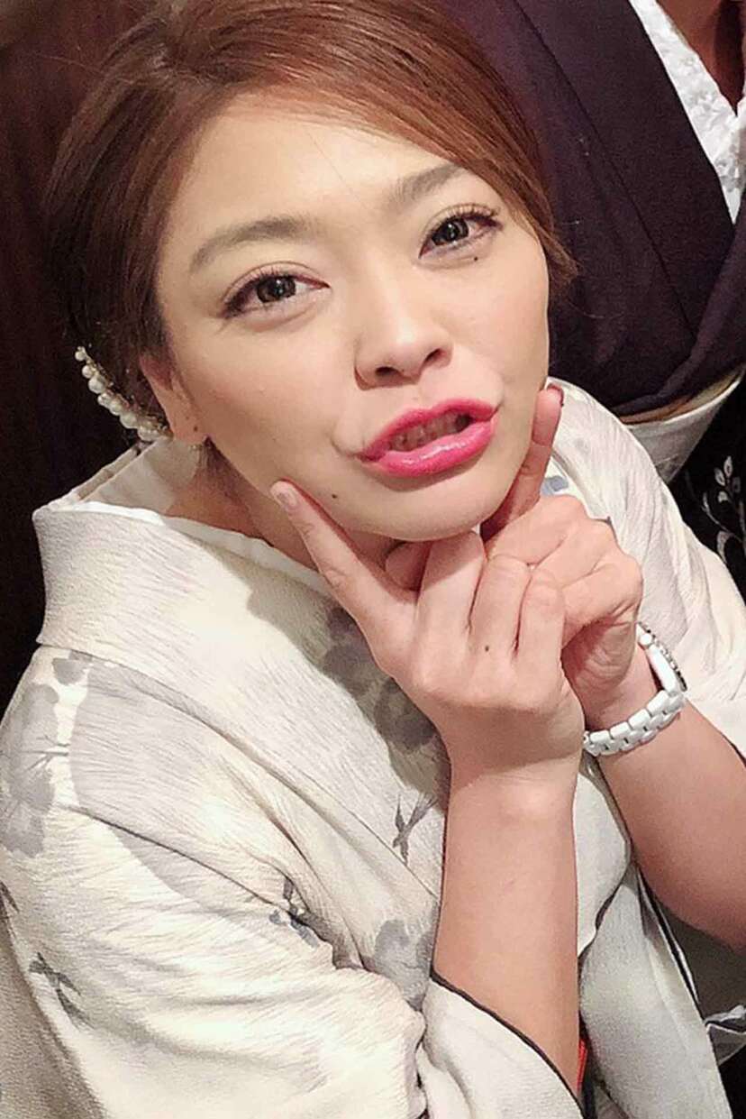 画像 写真 伝説のヤマンバgal あぢゃ 銀座の夜の蝶に変身 日傘をさして歩いてます 週刊女性prime