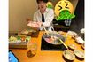 しゃぶしゃぶや高級焼き肉を満喫する相沢龍誠容疑者(知人提供)