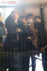 スタッフと打ち合わせをしながら、遠方を指さす綾瀬はるか