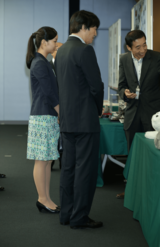 茨城県つくば市の産業技術総合研究所で、ロボットを見学する秋篠宮さま、佳子さま